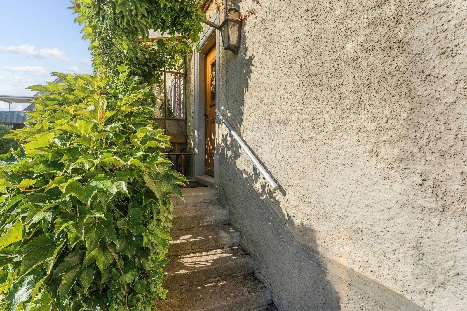 9.5-Zimmer-Haus mit Dachwohnung und Scheune in Würenlos - 3