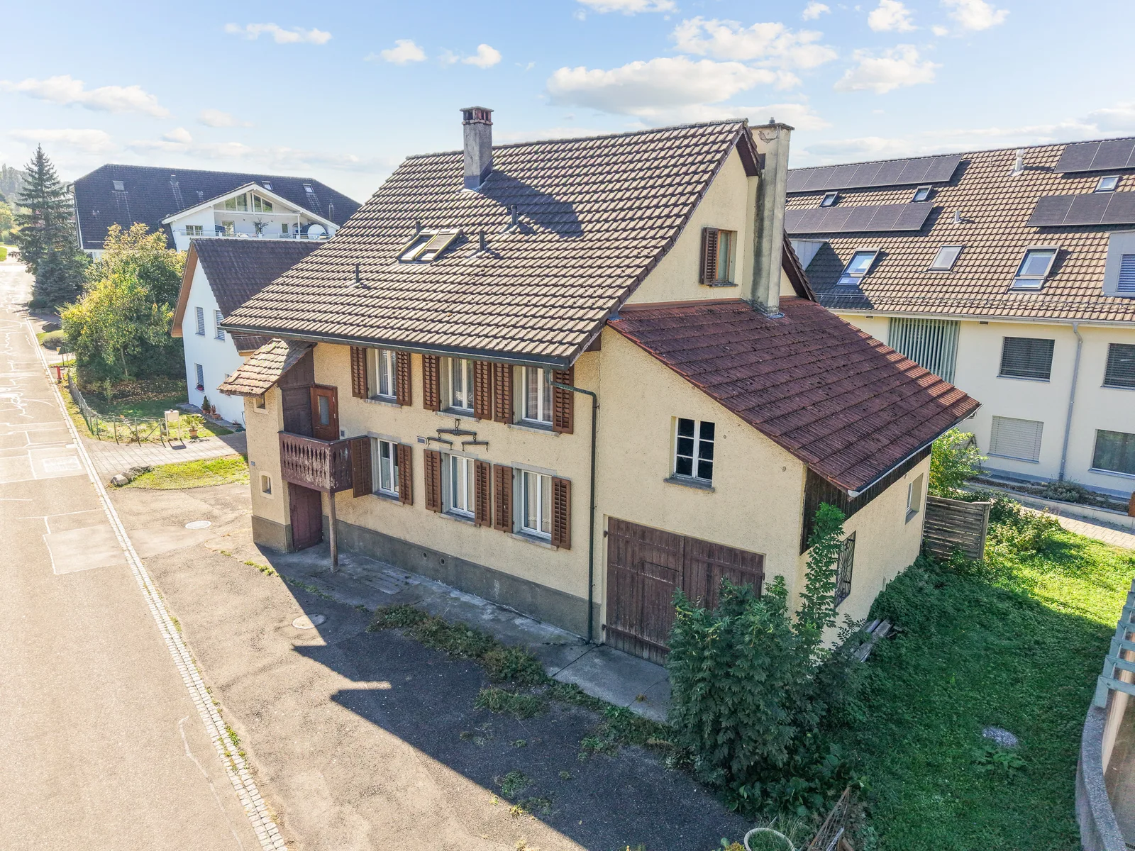 9.5-Zimmer-Haus mit Dachwohnung und Scheune in Würenlos - 2