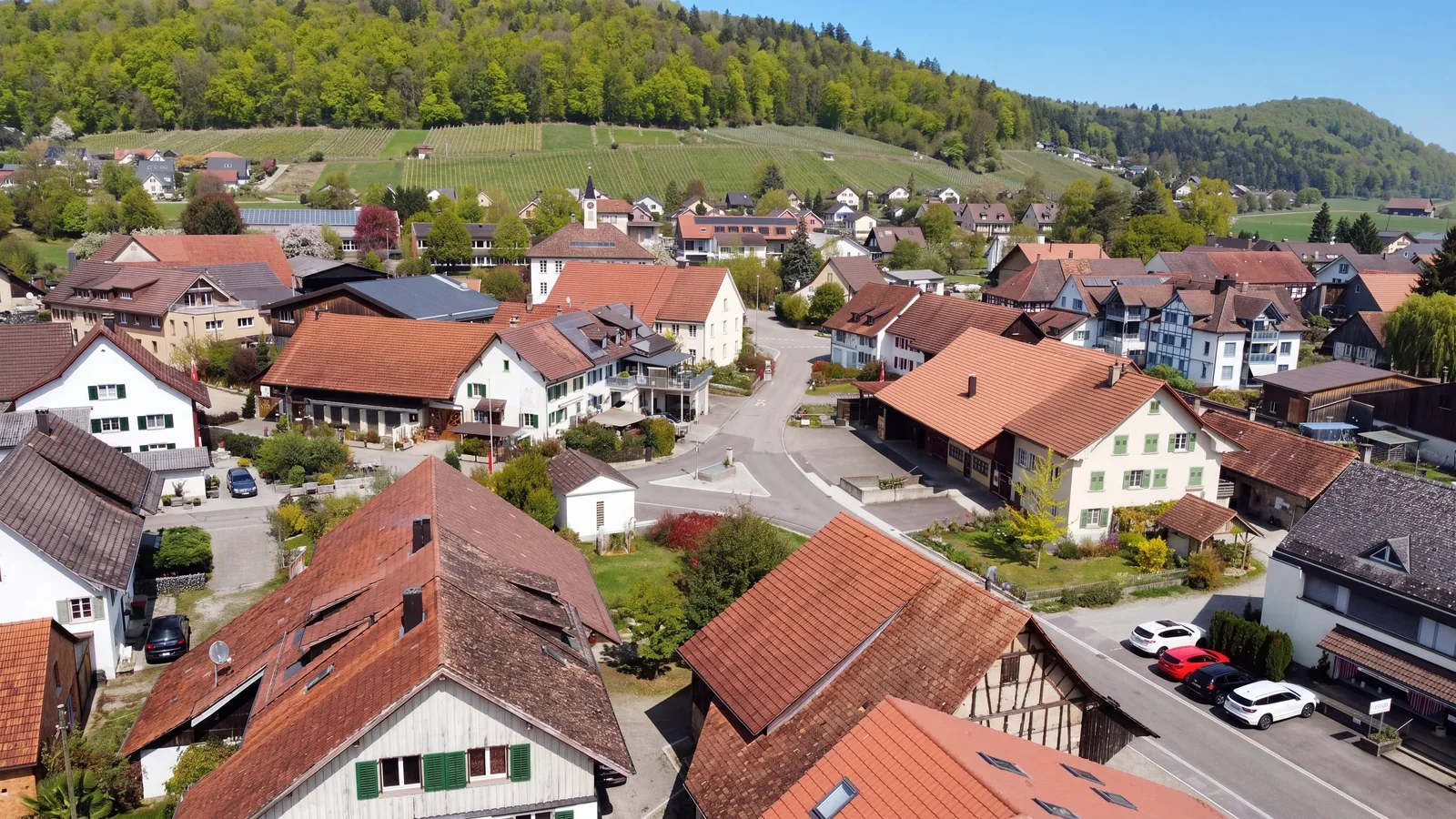 Mehrgenerationenhaus mit 2 Wohnungen und Garten in Schlattingen - 2