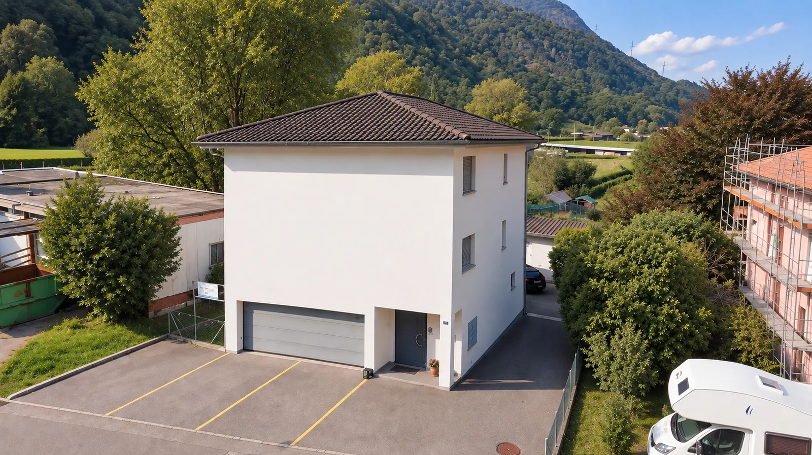 Casa plurifamiliare con due appartamenti, giardino e ampi spazi esterni - 3