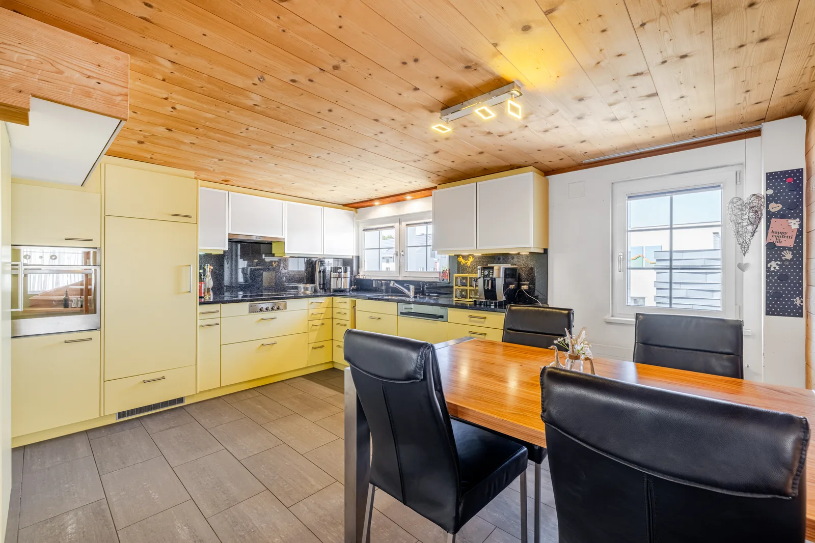 Charmantes 6.5-Zimmer-Doppeleinfamilienhaus in Herisau - 3