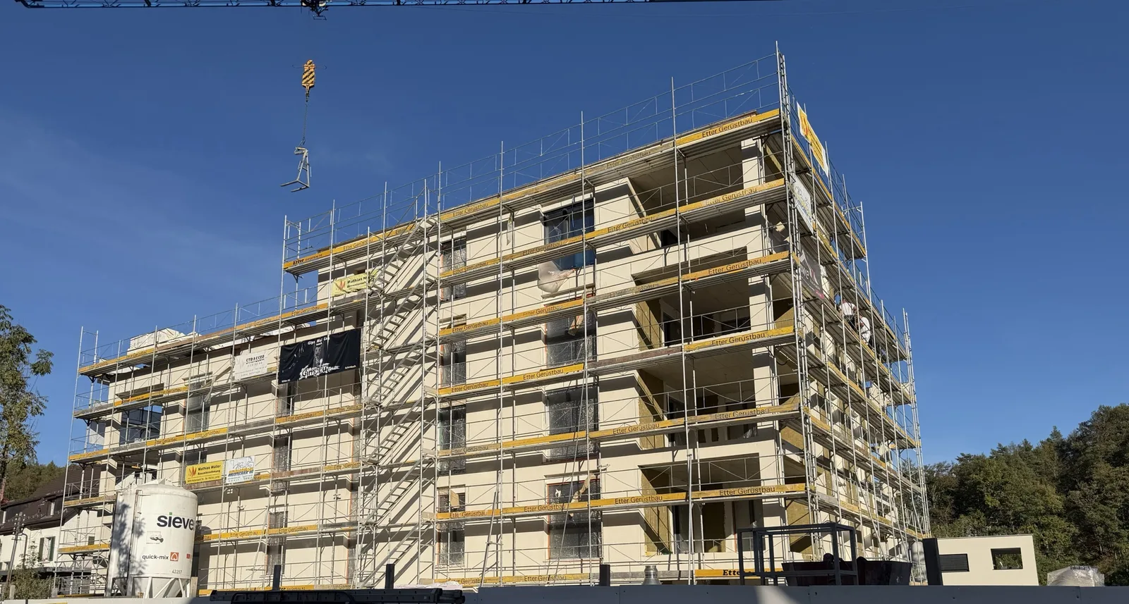 Haus B im Rohbau mit Gerüst, Oktober 2026