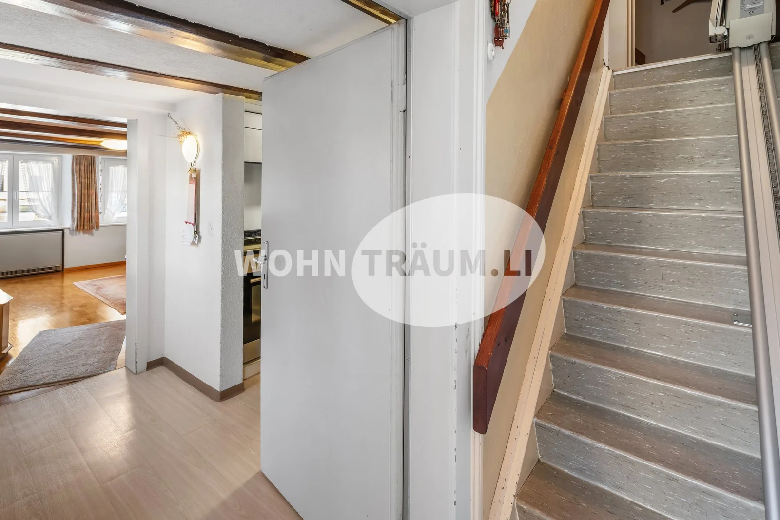 8-Zimmer Eckhausteil mit Gartenhaus und grossem Grundstück - 2
