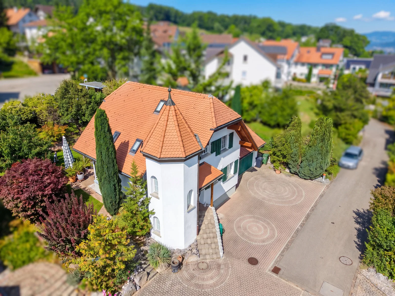 5.5-Zimmer-Einfamilienhaus mit Türmchen und Garten in Bergdietikon - 2