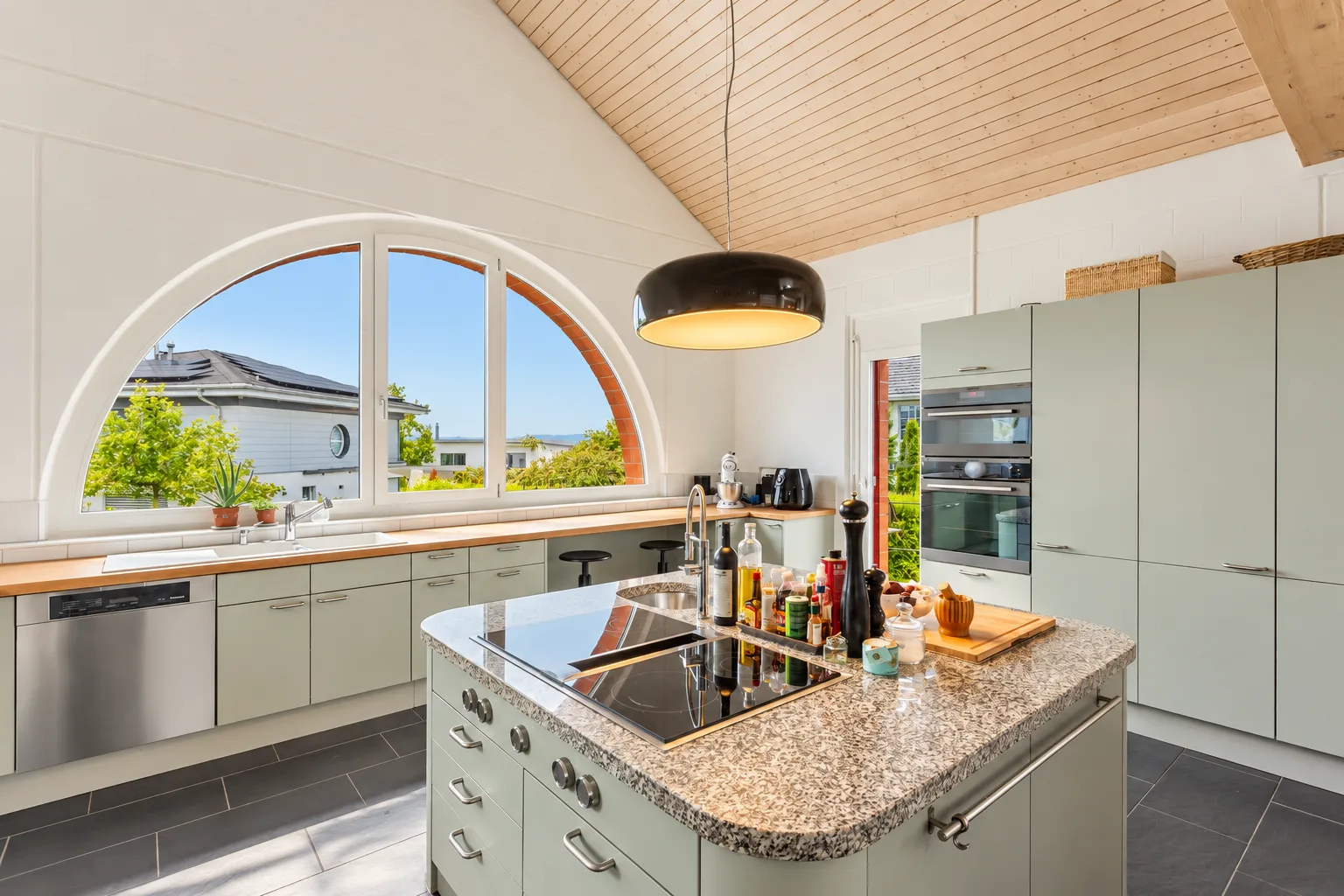 Freistehendes Architektenhaus mit integriertem 1.5 Zimmer Studio - 2