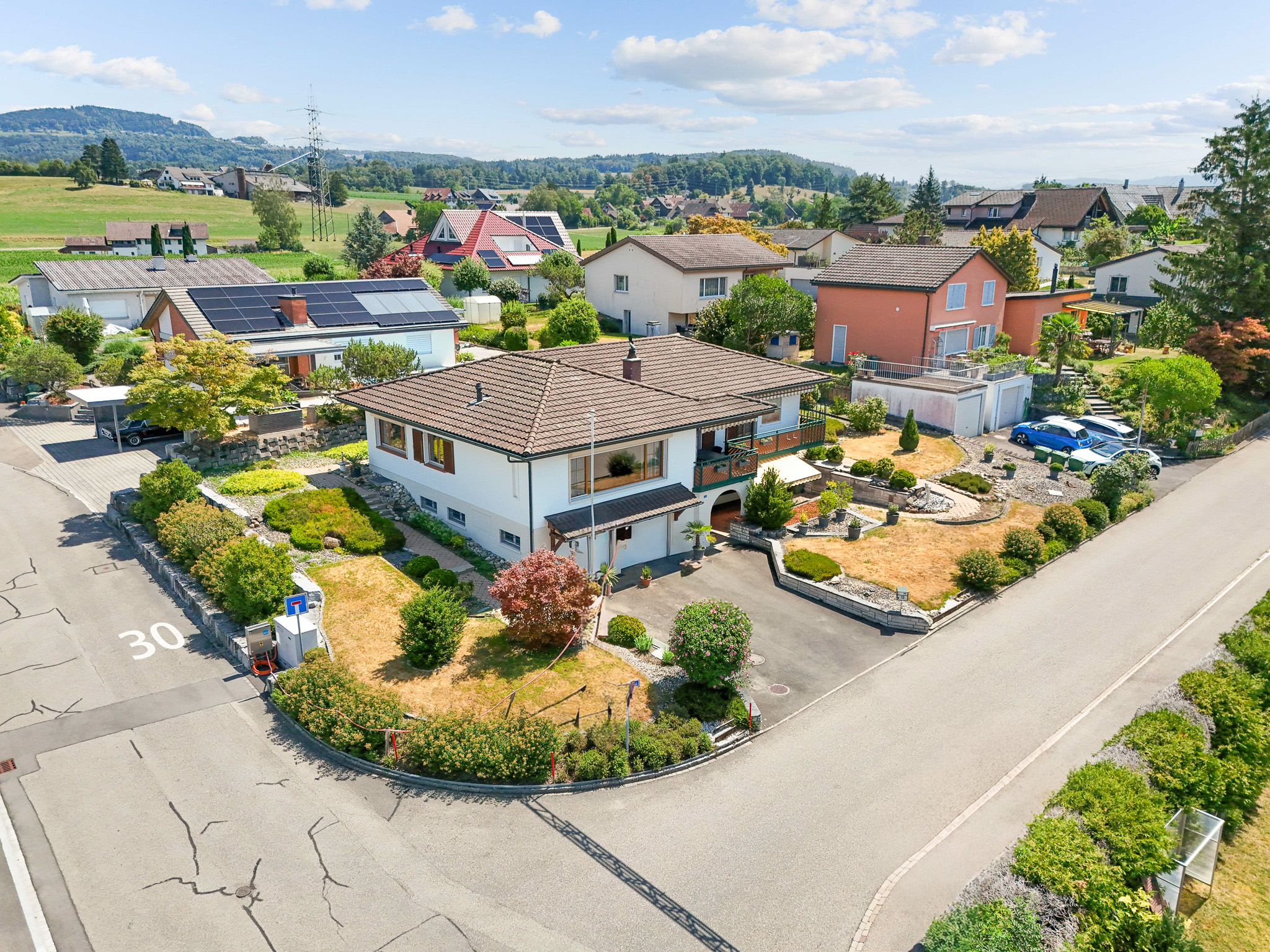 8.5-Zi.-Einfamilienhaus in Obfelden mit Aussicht & Einliegerwohnung potenzial - 2