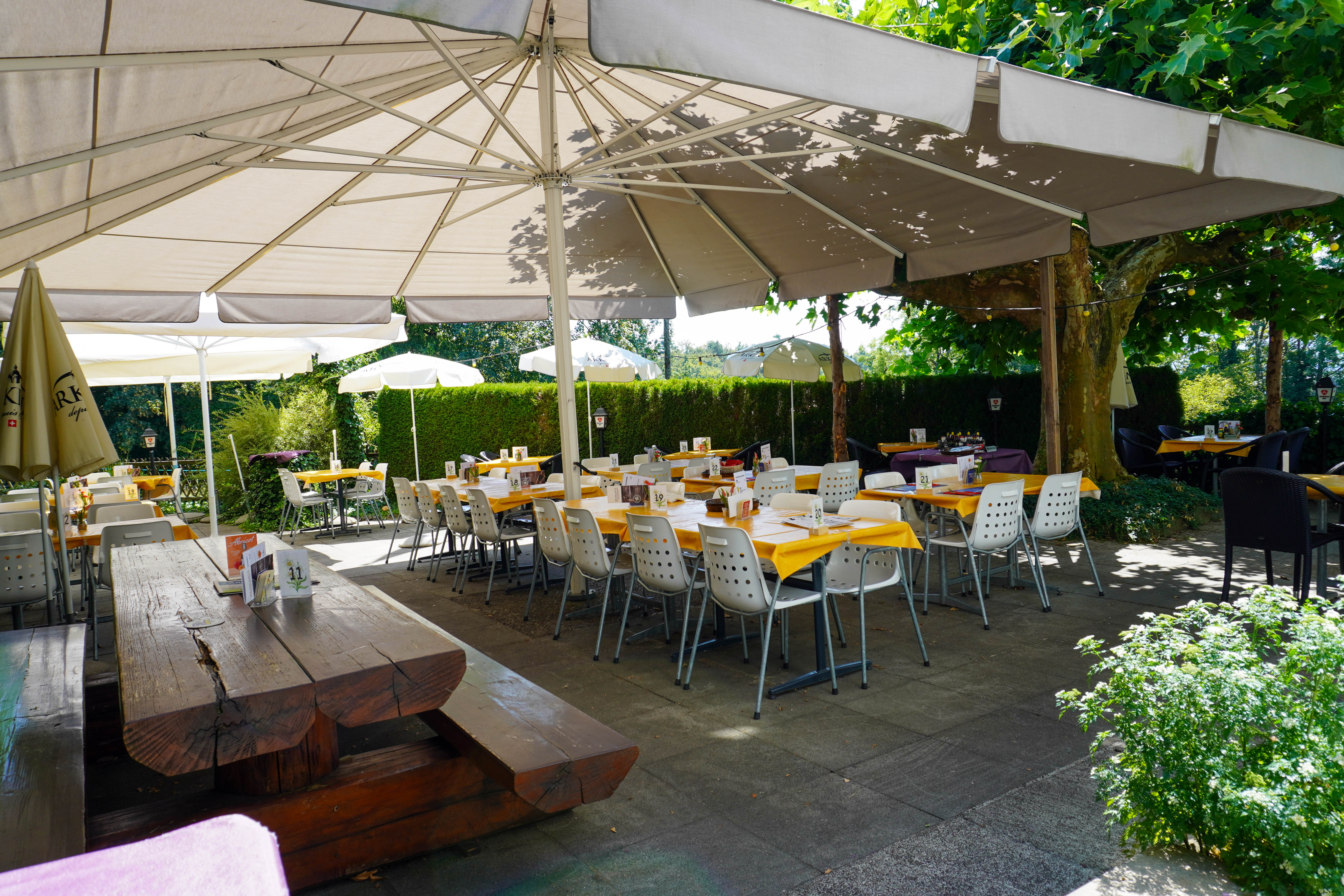 Restaurantliegenschaft mit Wohnung, grosser Terrasse und Parkplätzen - 3