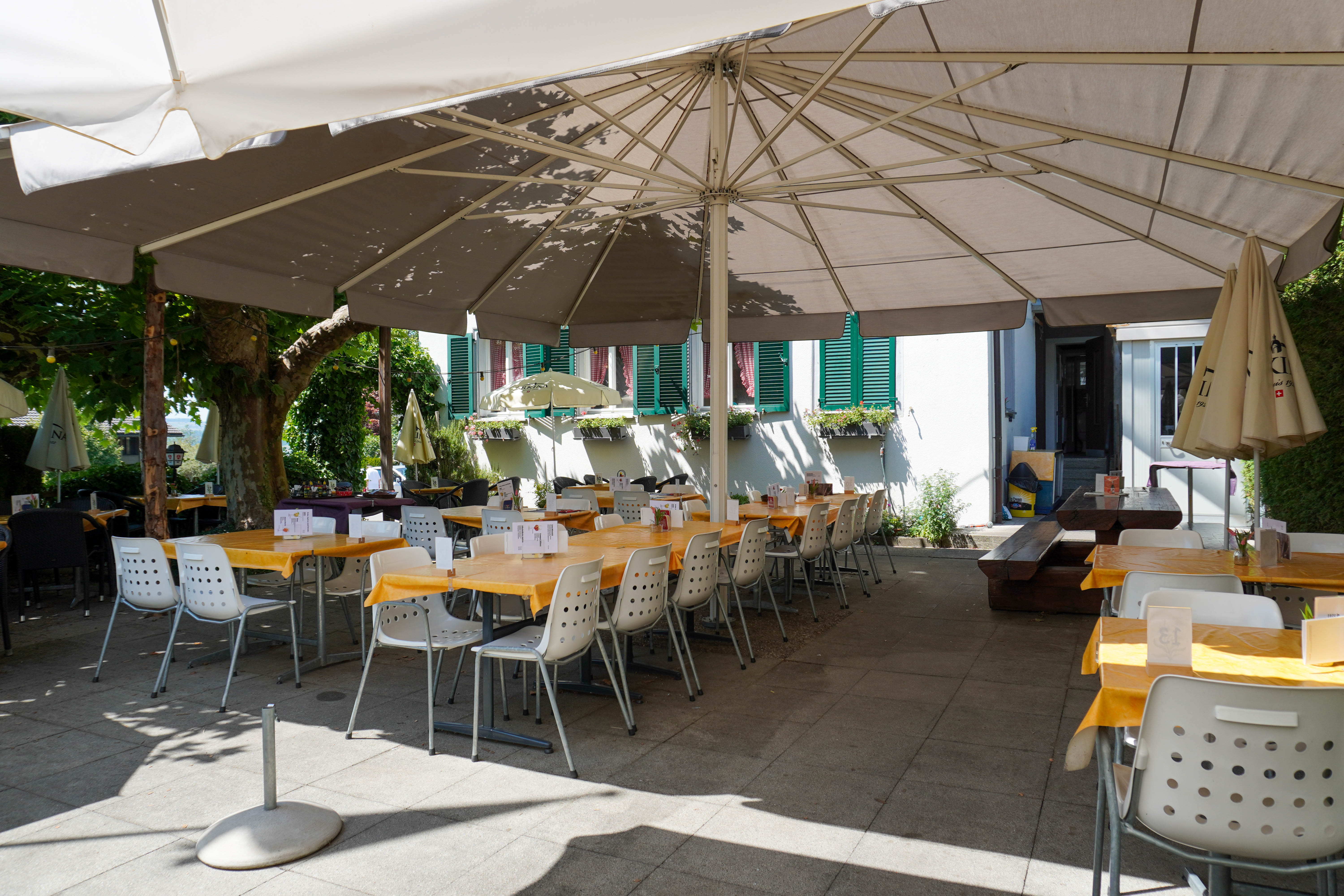 Restaurantliegenschaft mit Wohnung, grosser Terrasse und Parkplätzen - 2