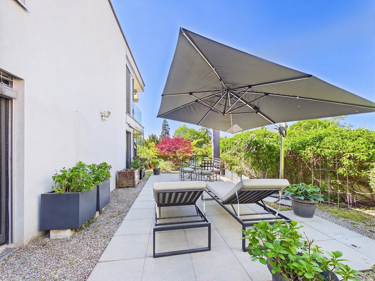 5,5 -Zimmer-Gartenwohnung mit verglaster Terrasse an zentraler Lage in Zollikon - 2