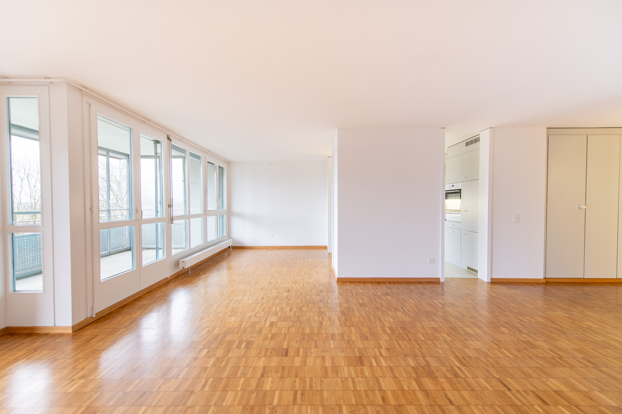 Wohnen mit Komfort: eigene Waschmaschine, grosser Balkon & viel Platz - 2