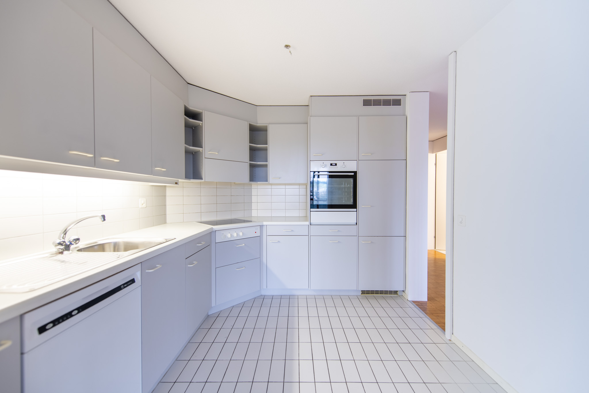 Wohnen mit Komfort: eigene Waschmaschine, grosser Balkon & viel Platz - 3