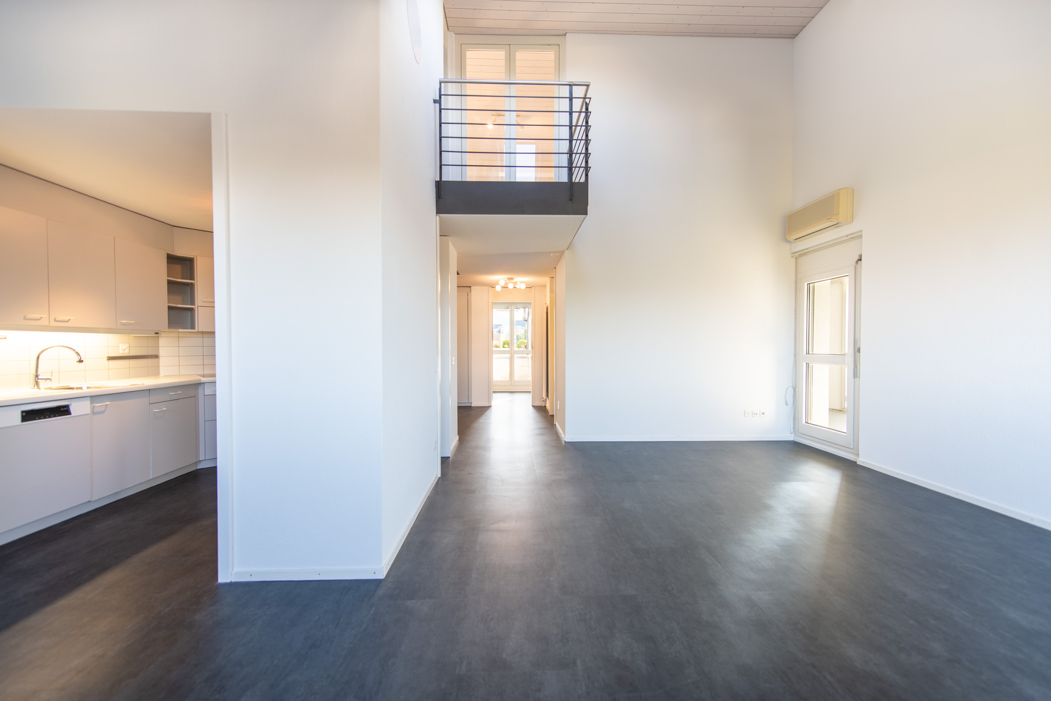 Zentral und ruhig: Helle 3.5-Zimmer-Duplex-Wohnung mit Wintergarten und Balkon - 3