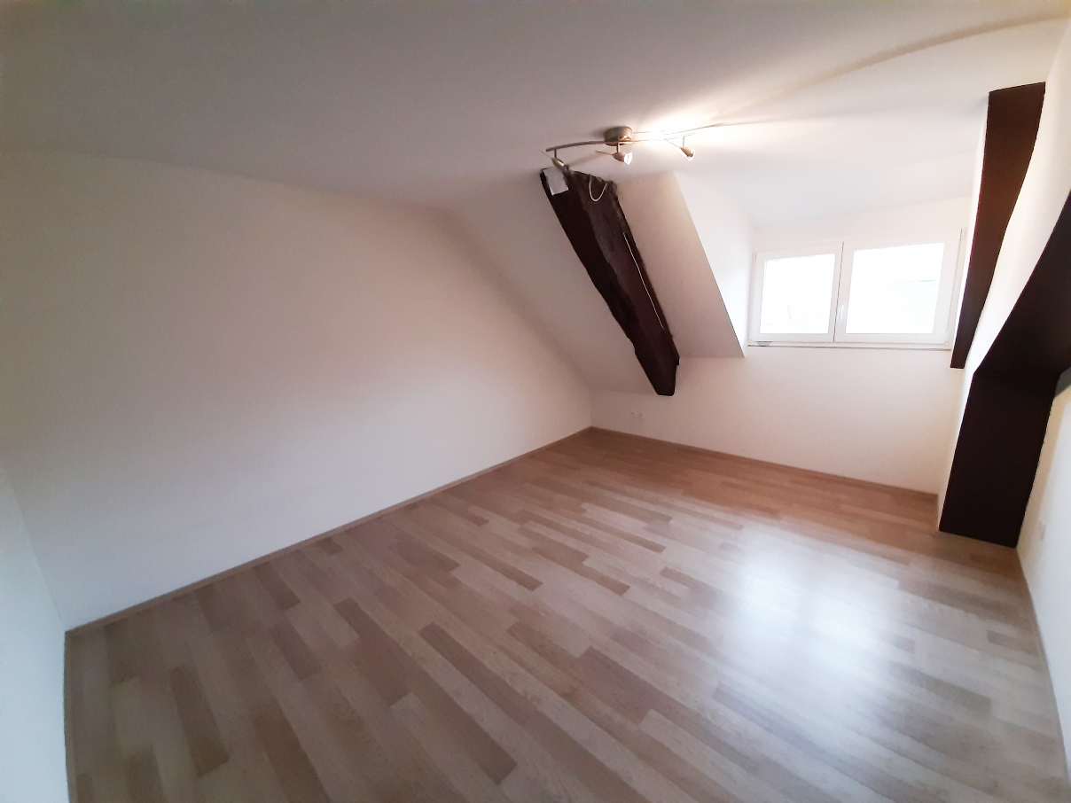 Charme und Raum: 3.5-Zimmer-Dachwohnung in Kaiserstuhl mieten - 3