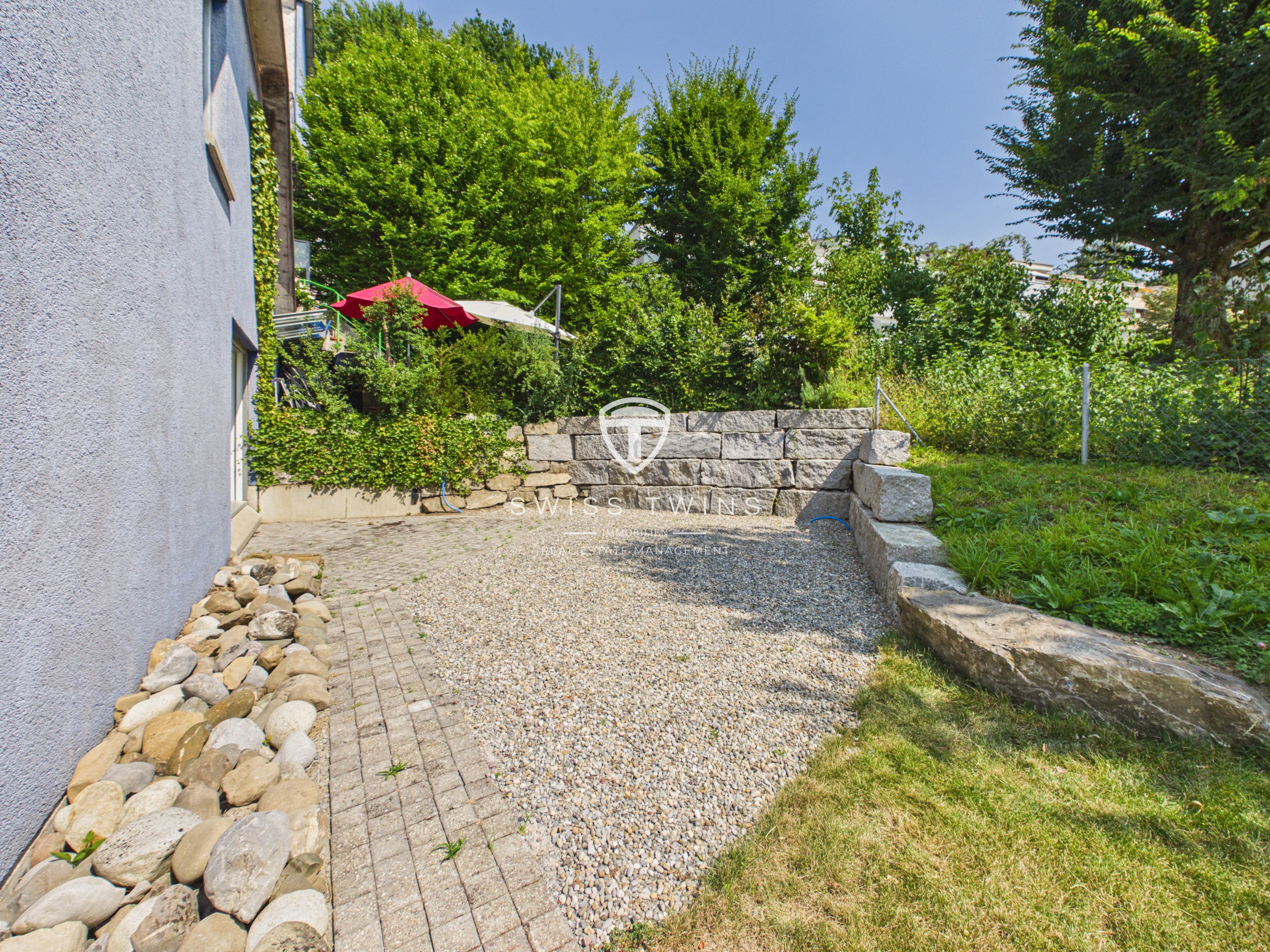 2.5-Zimmer-Gartenwohnung mit 150 m² Garten, Adliswil  - 2