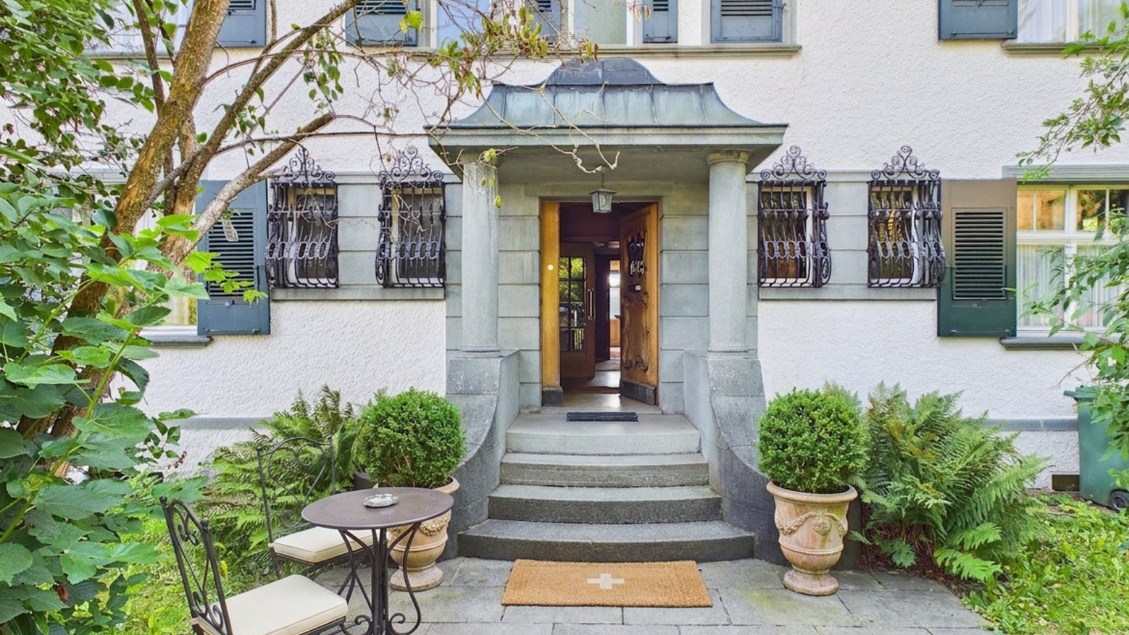 Villa mit parkähnlichem Grundstück und Ausbaupotenzial - 2