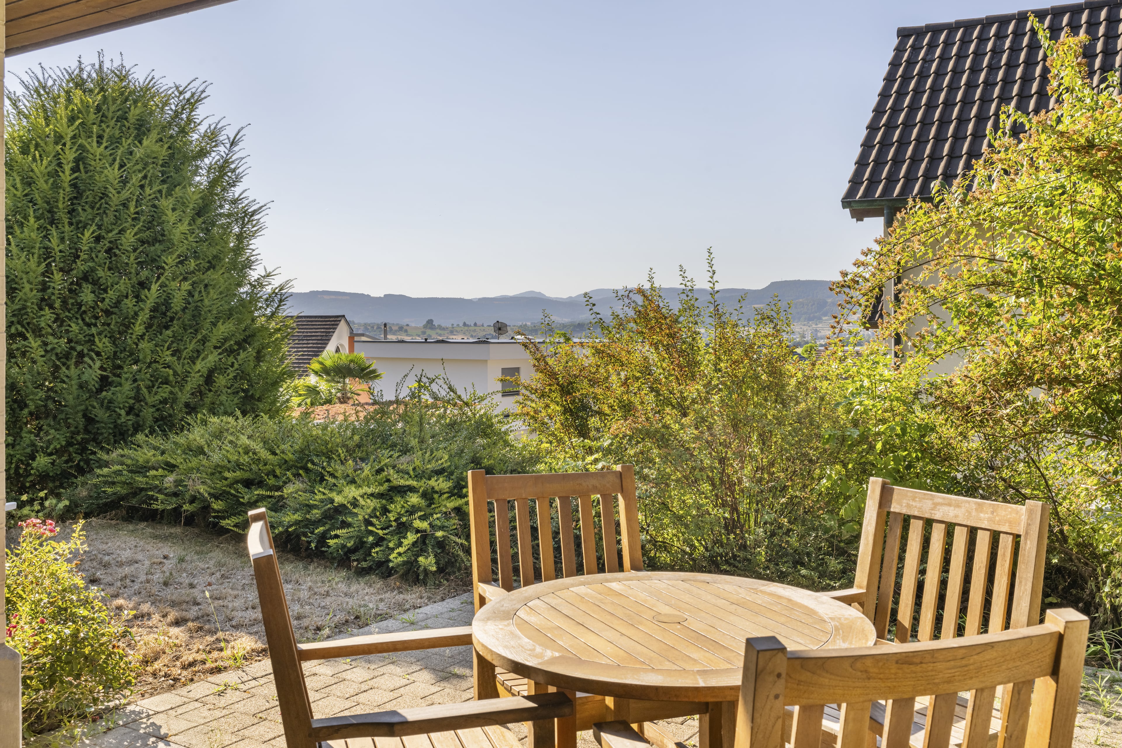 6.5-Zimmer-Einfamilienhaus im Landhauscharakter mit Innenhof und Garten in Biel-Benken - 2
