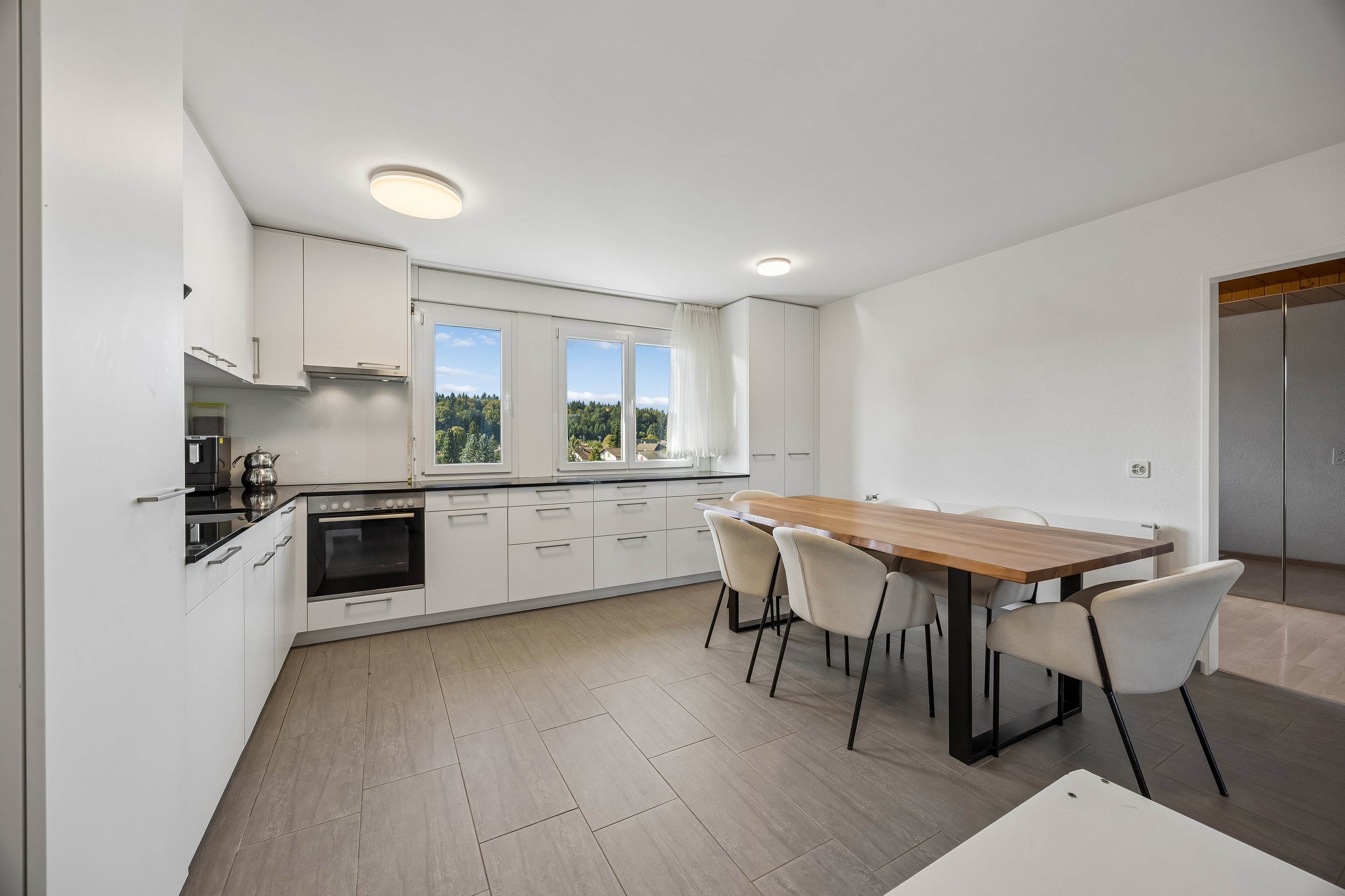 Attraktive 4.5-Zimmer-Wohnung im obersten Geschoss mit Lift und neuer Küche - 2