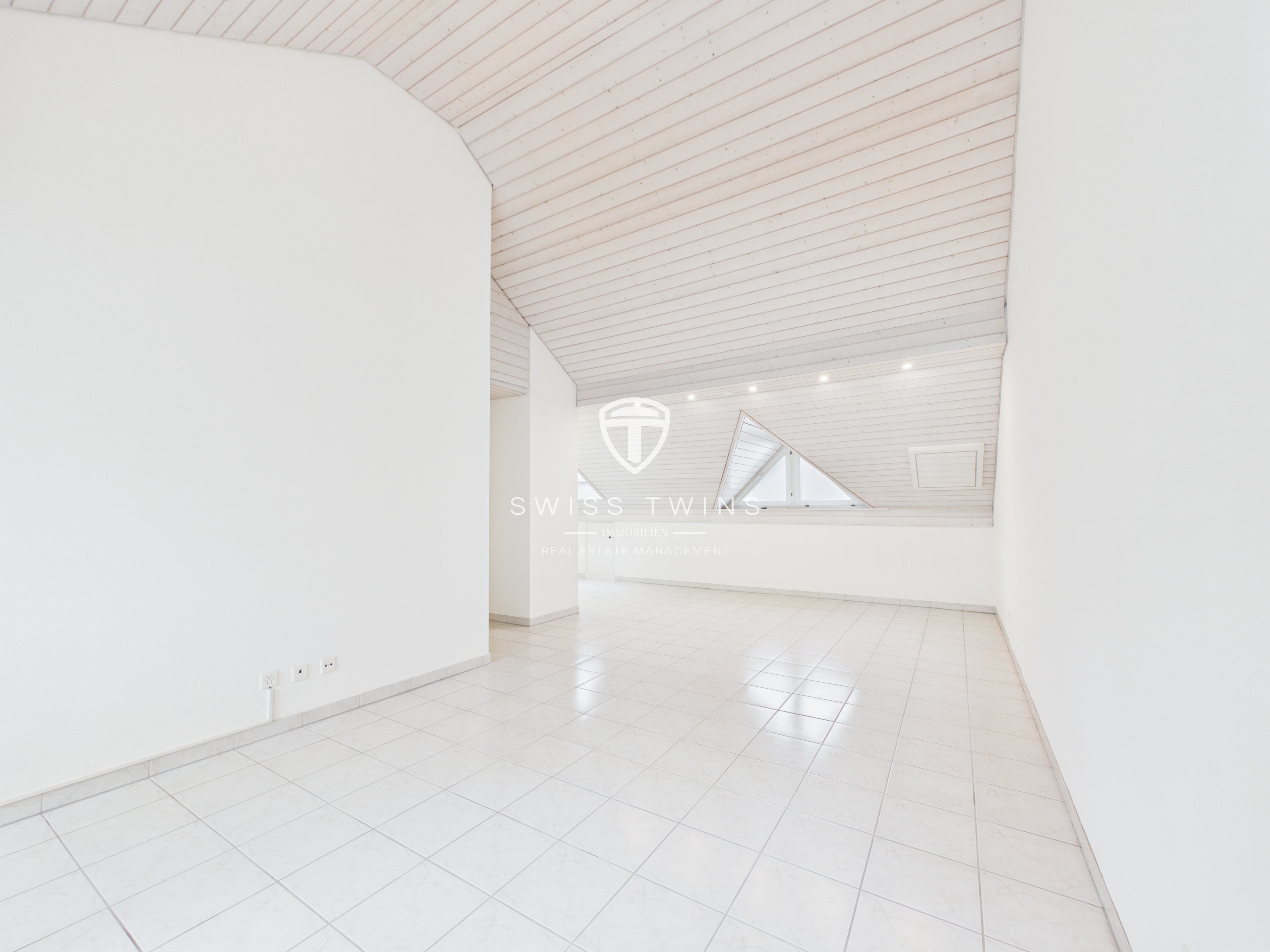 Frisch renovierte 2-Zimmer-Dachwohnung mit Balkon in Buttikon - 2