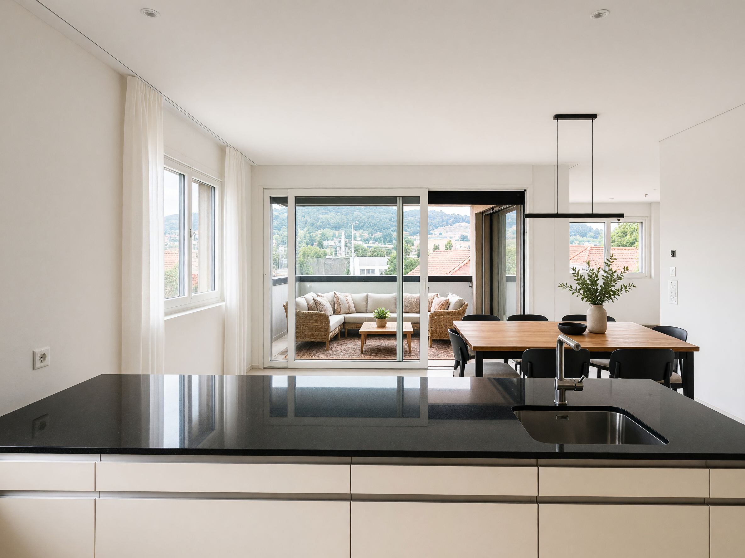 GEDECKTER BALKON MIT WEITBLICK INS GRÜNE - 3
